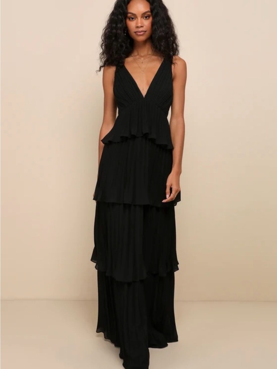 Lulus Dresses & Skirts - NWT Lulu's Black Tiered V-Neck Maxi Dress -size small